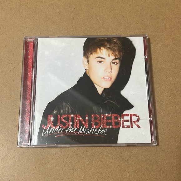 Justin Bieber Under the Mistletoe - Picture 2 of 4